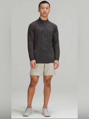 lululemon athletica Men's Long Sleeve Half-Zip Top.